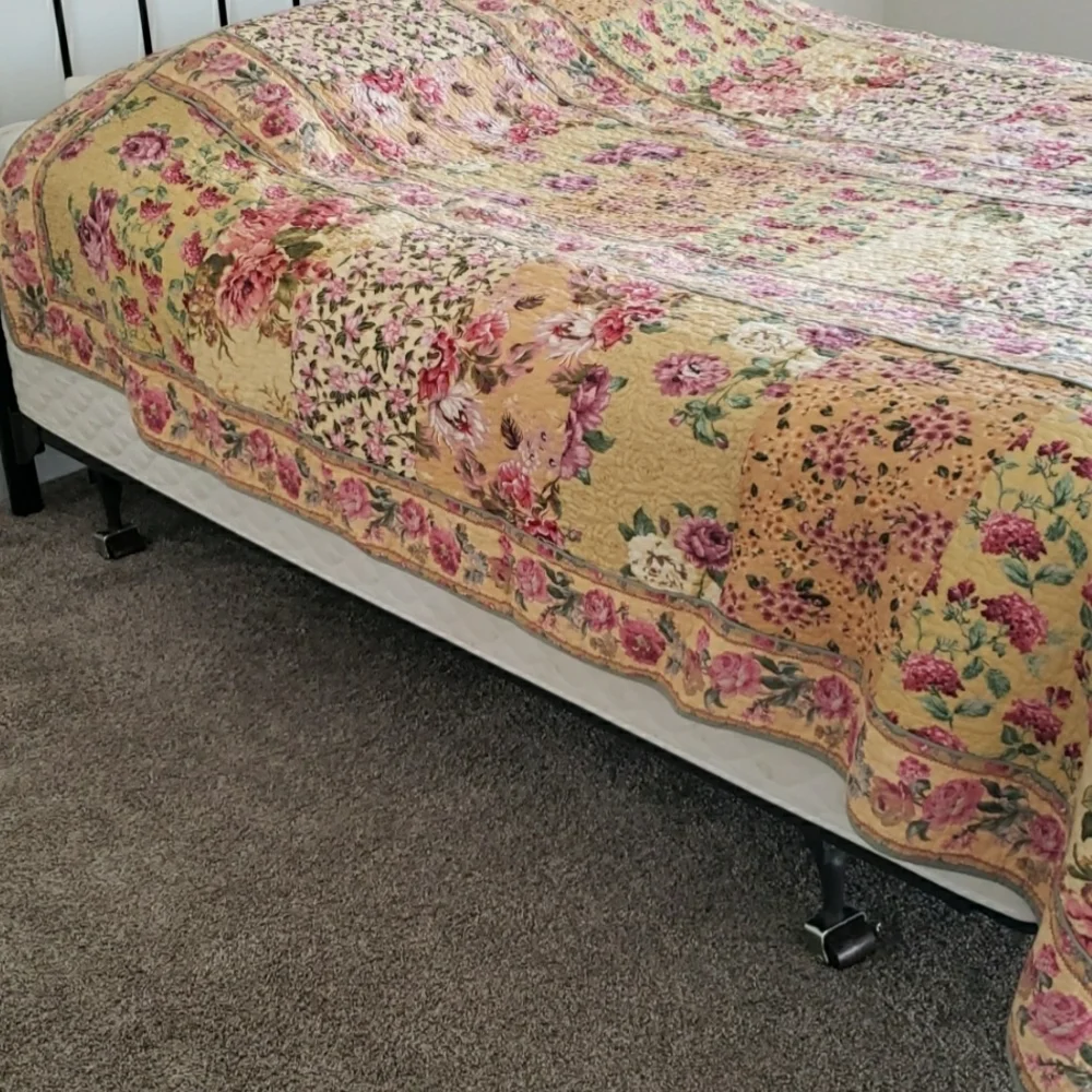 Elegant Floral Quilt Comforter with Pink and Green Design